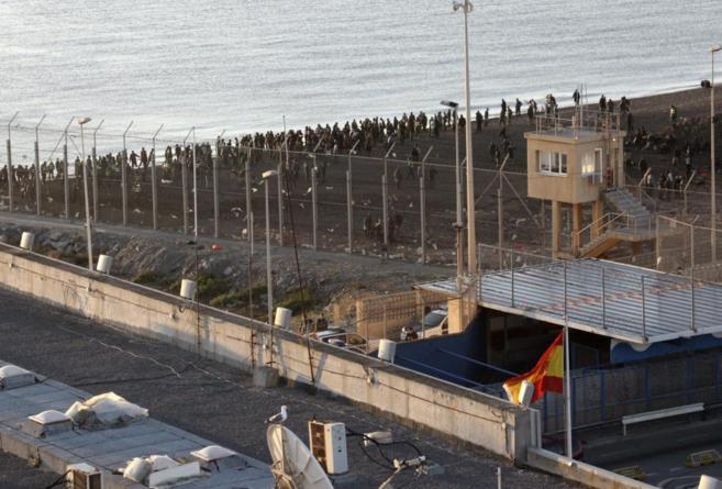 Unos 1.400 subsaharianos intentan entrar en Melilla repartidos en varios grupos