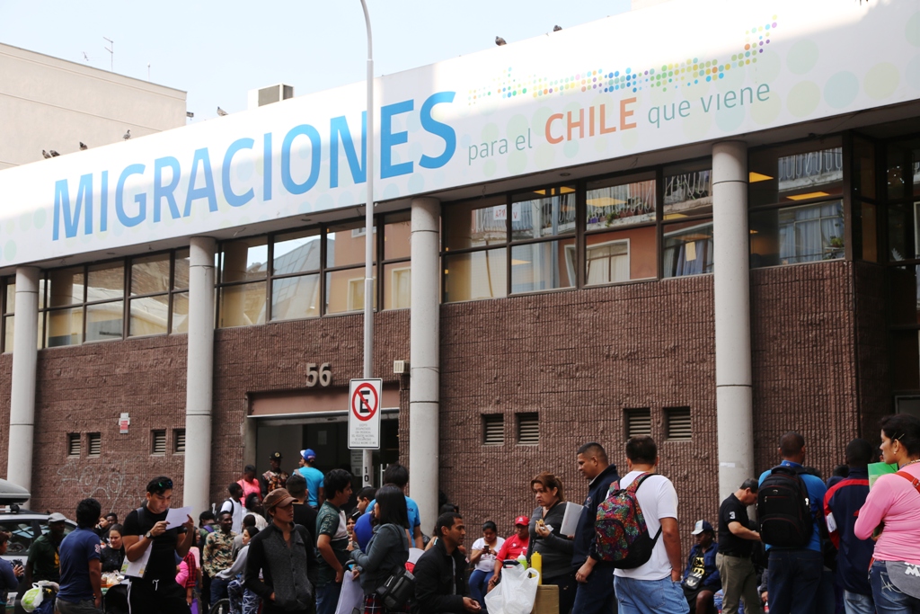 El Chile que viene: Un día de fila en el Departamento de Extranjería y Migración