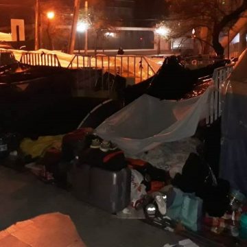 Peruanos acampan frente al consulado para volver a Perú
