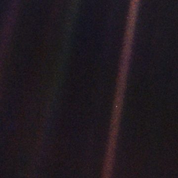EL ESPEJO OSCURO Y UN PUNTO AZUL PÁLIDO