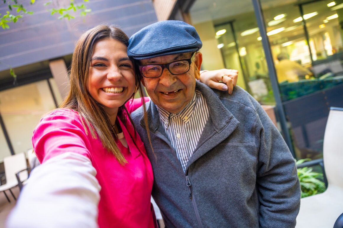 Vejez en tránsito: una mirada necesaria y urgente al envejecimiento de la población migrante.