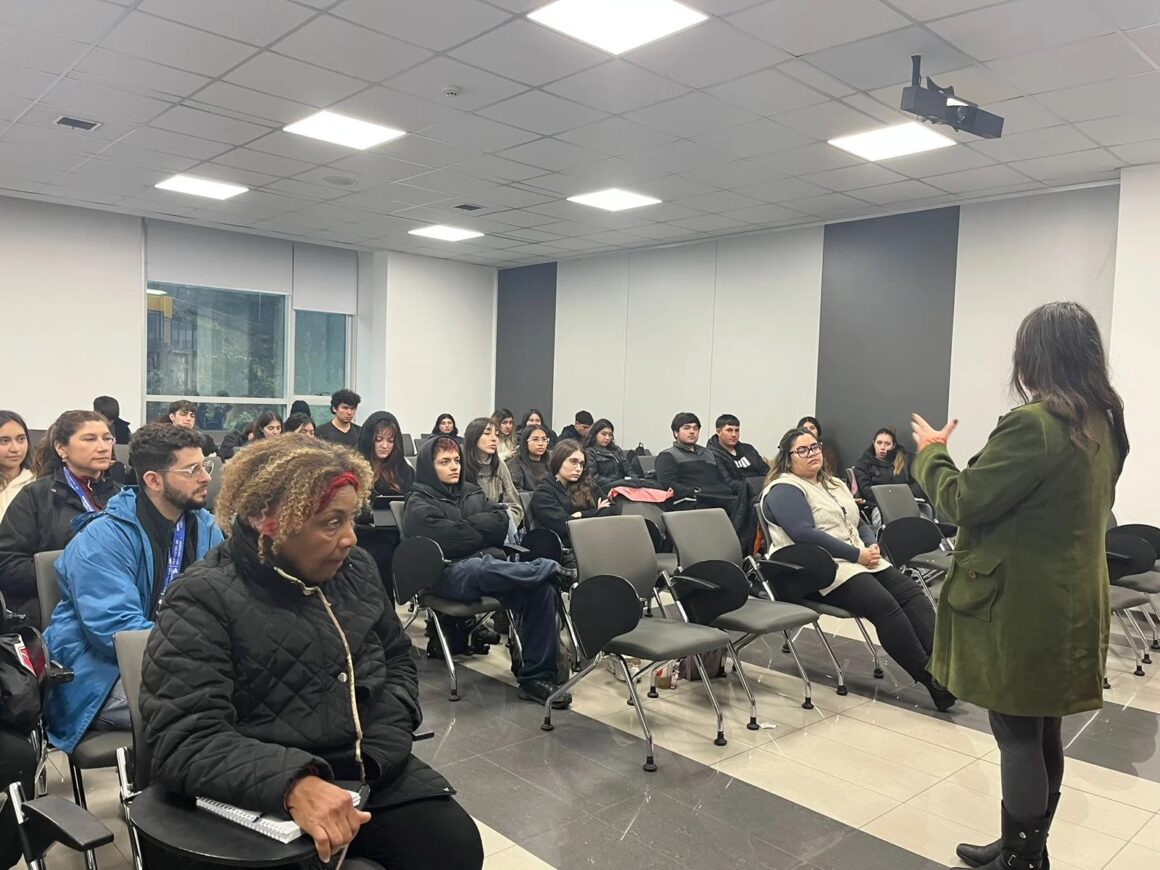 Cuando el capitalismo infiltra las profesiones sociales : El caso del Trabajo Social en Chile