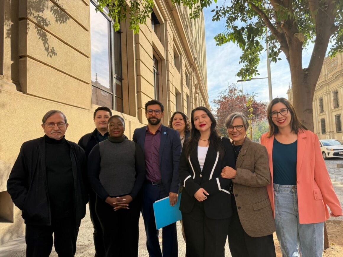 Sociedad civil y diputados cuestionan ante la Contraloría circular que amenaza el derecho a la nacionalidad de la niñez migrante Sociedad civil y diputados cuestionan ante la Contraloría circular que amenaza el derecho a la nacionalidad de la niñez migrante