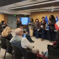 ¿Cuál es la función de los medios comunitarios en la sociedad y qué retos tienen en el tiempo?