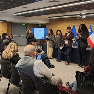 ¿Cuál es la función de los medios comunitarios en la sociedad y qué retos tienen en el tiempo?